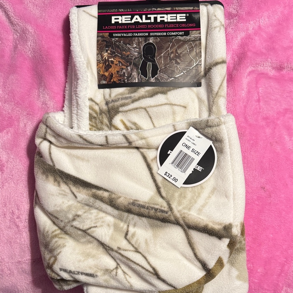 Realtree Women’s White and Brown Camouflage Fleece scarf wrap